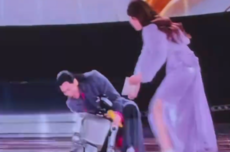 追觅机器人年会摔倒翻车 萧敬腾俯身去扶被撒贝宁调侃碰瓷