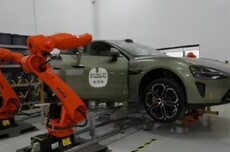 雷军详解小米汽车车身与开闭件耐久试验室