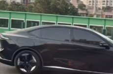 深蓝CEO姜海荣回应“马斯克妈妈把国产车认成特斯拉”：很开心让世界看到中国智造的身影