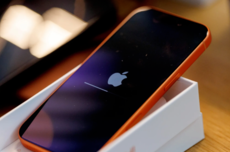 iPhone 17热卖难掩隐忧 彭博：苹果急需一场AI自我审视