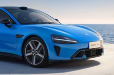 新一代小米SU7已到店 卡布里蓝车身夺目：一眼就能认出