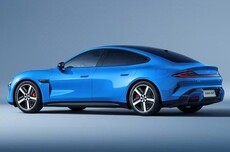 雷军：新一代SU7展车今天到店