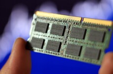 连苹果都急了！T-glass产能紧张 一片“玻璃布”正加剧全球芯荒？