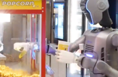 机器人上岗电影院忙坏了！单日工作14小时做1000杯爆米花
