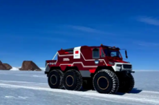 中国自研6×6轮式雪豹车完成南极内陆超1万公里测试：坚冰区时速达65公里/小时