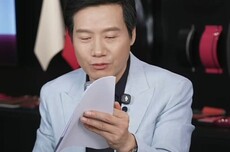 雷军：初代小米SU7正式停产，交付量近37万辆！新一代小米SU7门把手提前符合了新国标