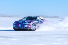 均为实拍：鸿蒙智行尚界汽车辟谣Z7冬测图为AI生成，称出于产品保密需要进行伪装、模糊处理