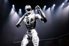 众擎发起首个人形机器人格斗联赛 创始人：加快行业发展 就像F1和NBA