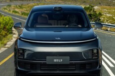 李想：L9搭载双马赫100芯片，有效算力是英伟达的5-6倍