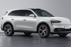 鸿蒙智行问界M6动态行驶视频曝光，小蓝灯与众不同