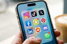 马克龙抨击社交媒体算法不透明，称其“言论自由”辩护纯属胡扯