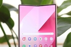 安卓首款阔折叠屏来了！三星打造 剑指苹果iPhone Fold