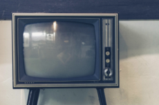 春晚广告位争夺战：四十年国民记忆与商业暗流