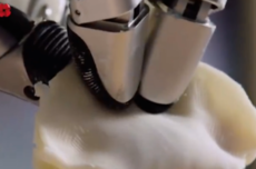 机器人进化到包饺子了 指纹清晰可见