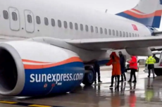 一波音737客机滑行中“断腿”:机翼顶穿、发动机砸地