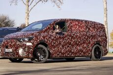 奔驰预告全新豪华纯电MPV VLE：能自动泊车、后轮转向