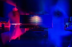 斯坦福研发出指尖芯片级低功耗光学放大器：可将光信号增强百倍，未来可用于智能手机