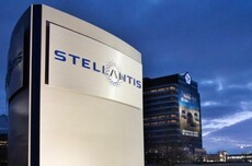 Stellantis去年首次亏损，CEO菲洛萨坦言高估了能源转型速度