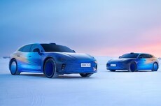 启境汽车全系标配三银镀膜全景天幕，紫外线隔绝率达99.9%