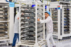 美媒实地探访沙漠工厂：苹果如何让芯片供应链重返美国？