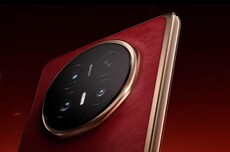 荣耀Magic V6折叠屏手机亮相，带来全新“赤兔红”配色