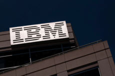 AI冲击蓝巨人,IBM股价暴跌13%创25年来最差表现