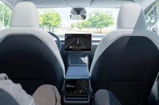 双重人工监管:特斯拉承认其Robotaxi仍需车内司机与远程操作员