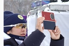 荣耀Magic V6真机高清图曝光：深红配色外观、大圆镜组设计