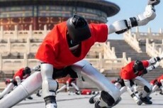 宇树G1机器人集体现身北京天坛，大秀功夫动作集群演示