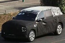 鸿蒙智行尊界SUV伪装车曝光,消息称看起来对标库里南