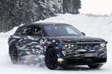 宾利城市纯电SUV路测图曝光:1156马力,雪地漂移秀实力