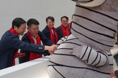 雷军给鹅鸭杀发开工红包：笑得合不拢嘴