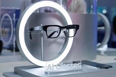 科大讯飞AI眼镜亮相:支持多模态同传翻译,仅重40克