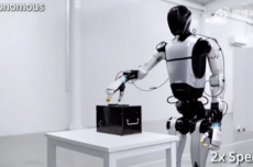 首次曝光！小米机器人给小米汽车安装车标：一气呵成 还会先撕膜