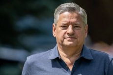 Netflix为何放弃收购华纳兄弟？CEO首次采访解释：早就制定好了预案