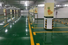 问界M7车主控诉车库撞墙 网友秒破案：环氧地坪+水 下坡还主动加速