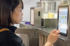 社区食堂引入2台6万元的炒菜机器人 油盐配比精准到克