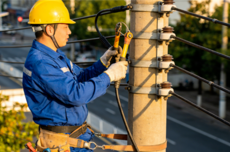 比白领更吃香!电工成AI时代最抢手蓝领工作:年薪最高超过82万元