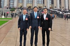 何小鹏、雷军、姚劲波人民大会堂前合影