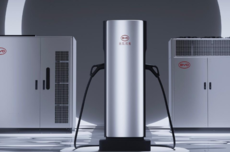 花甲老太实测比亚迪闪充桩：悬吊设计超人性 一点儿不费劲