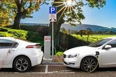 两车企高管抨击插混：极星澳洲负责人称“两头不讨好”，雷诺CEO称“假电动化”