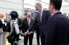 智元机器人亮相MWC2026:远征A2接待西班牙国王,RaaS短租899欧元起