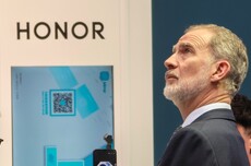 西班牙国王现身MWC 2026荣耀展台！李健亲自接待 赠送荣耀Magic V6