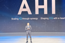 荣耀获邀登MWC主舞台 CEO:将创造“很酷的AI未来”