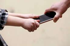 西方“一刀切”禁未成年用社媒，中国为何不能跟？