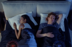 两个互相看不顺眼的男人，同时栽在这张床上