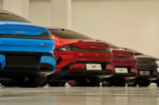 感恩同行！小米汽车为老车主送上三枚纪念勋章