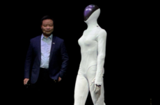 何小鹏：IRON机器人今年底量产 月产能目标超1000台