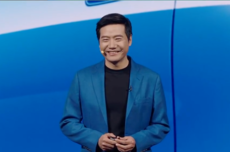 雷军复盘小米造车三大时刻：五年投入超400亿，SU7累计销量达38万辆