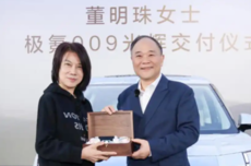 李书福亲自交付！董明珠入主极氪009光辉 杨学良：董总眼光没得说